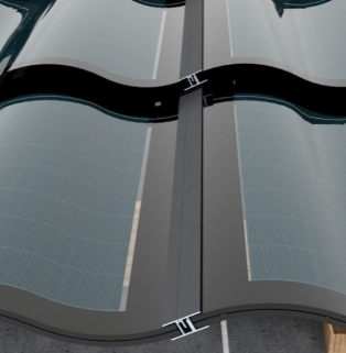 Detailed view of the aluminum mounting profile and vertical interlocking joint between two solar tiles, ensuring structural stability and drainage performance