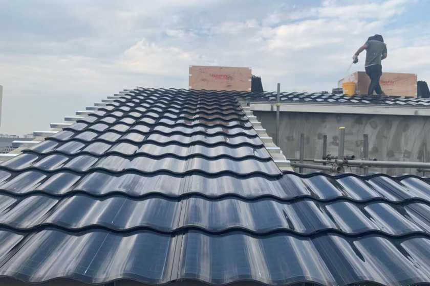 greenmore-israel-triple-arch-hantile-solar-roof-installation Real-world photos of GreenMore's three-arc tiling solar roof in Israel, showcasing the aesthetically pleasing installation effect of a BIPV (Building Integrated Photovoltaic) roof system.