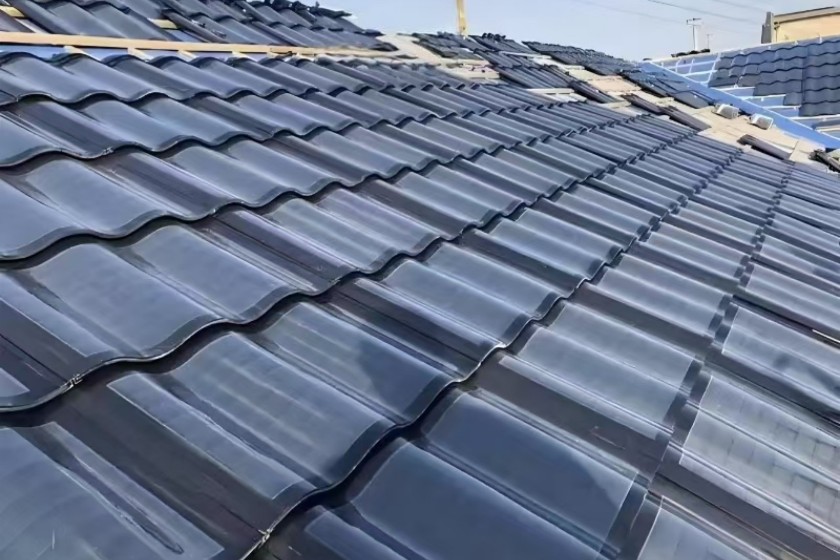 At a residential solar roof project site in Denmark, neatly laid-out wavy BIPV photovoltaic tiles are on display.