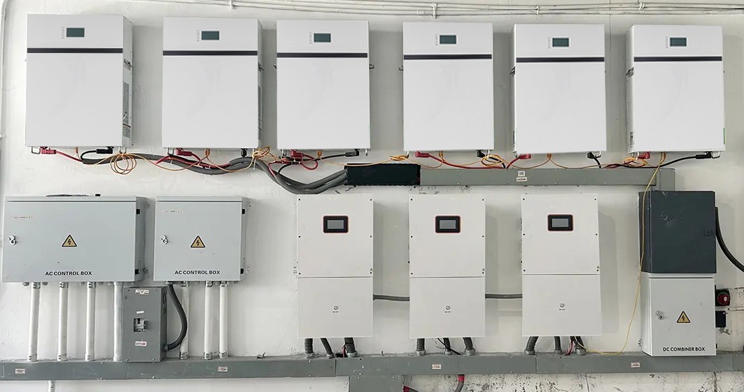 greenmore-solar-inverter-ac-dc-control-box-system A real-life view of multiple inverters, AC control boxes, and DC combiner boxes neatly installed on the wall.