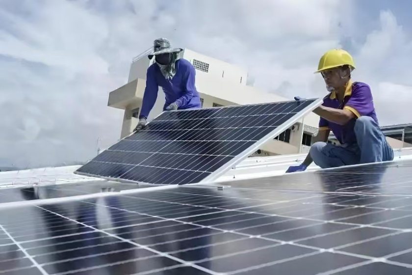 greenmore-solar-panel-installation-technical-guidance GreenMore's engineers installed solar panels and photovoltaic modules on the rooftop.