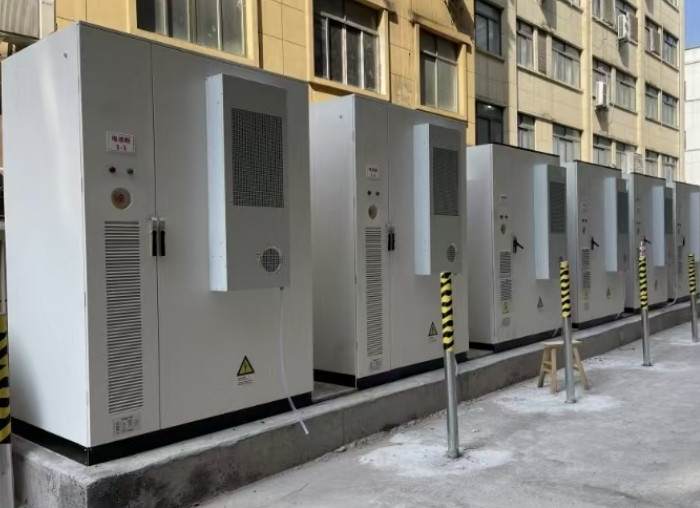 greenmore-outdoor-commercial-solar-energy-system-cabinets GreenMore's customized industrial and commercial solar energy systems and energy storage control cabinets are installed side-by-side outdoors in the factory area.