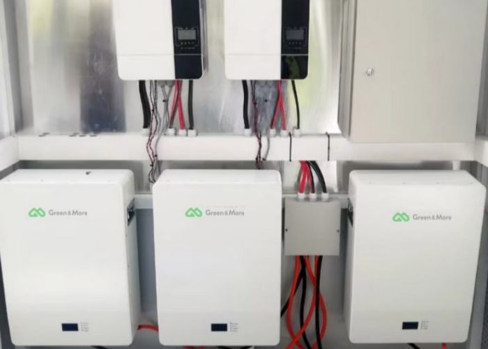 greenmore-solar-power-system-battery-and-inverter GreenMore Solar System Wall-Mounted Energy Storage Battery and Inverter Integrated Installation Real Scene