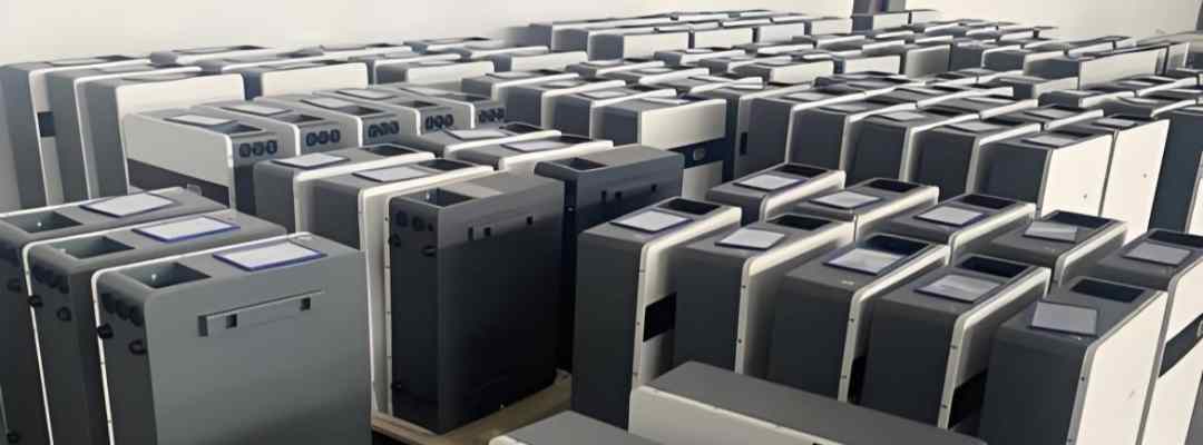 A real-life photo of GreenMore's factory warehouse with its large number of neatly arranged modular home energy storage battery cabinets.