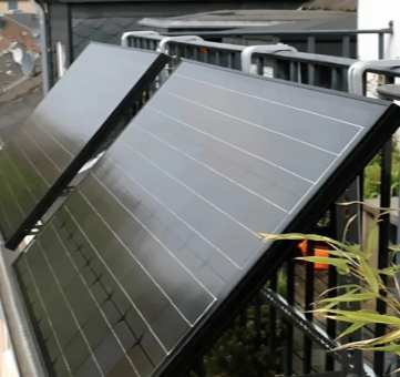 Real-life photos of the installation of lightweight suspended solar photovoltaic modules on the balcony railings of GreenMore apartments.