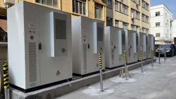 Real-life photos of integrated industrial and commercial energy storage cabinets installed in parallel outdoors in industrial parks.